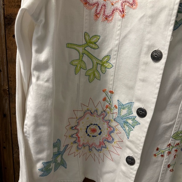 White Stag white floral embroidered button down jacket - Picture 2 of 9